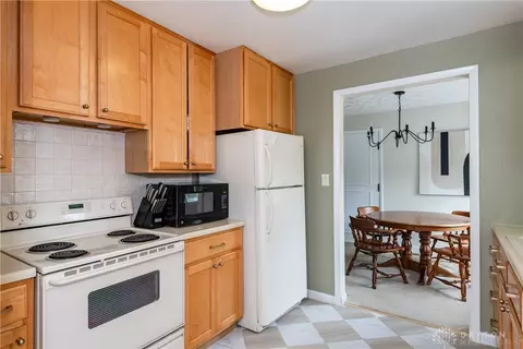Kitchen - 1040 Kenosha Rd, Dayton, OH 45429 photo 2 of 4