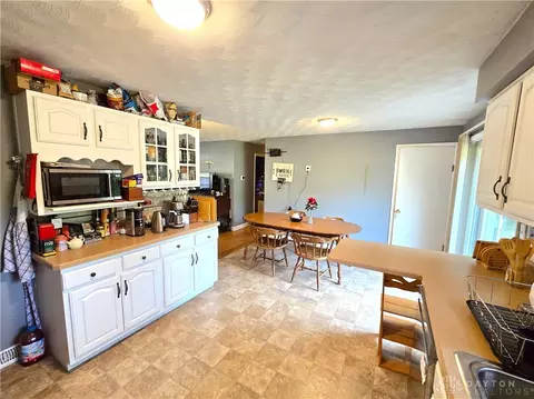 Kitchen - 1290 Red Oaks Cir, Springfield, OH 45506 photo 2 of 2