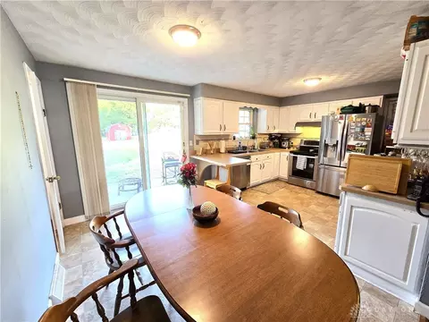 Kitchen - 1290 Red Oaks Cir, Springfield, OH 45506 photo 1 of 2