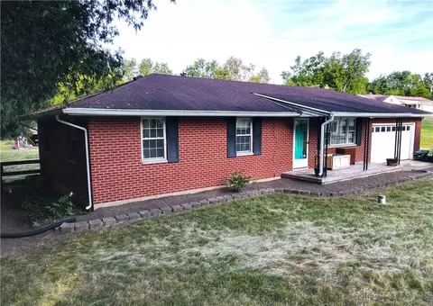 Exterior - 1290 Red Oaks Cir, Springfield, OH 45506 photo 2 of 5