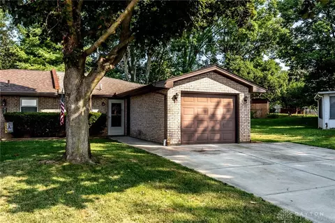 135 Highridge Ct, Franklin, OH 45005