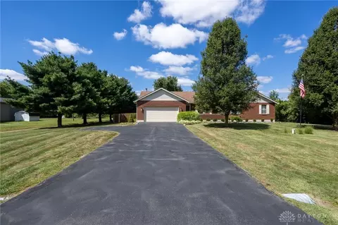 2747 W Lonesome Dove Ln, Springfield, OH 45505