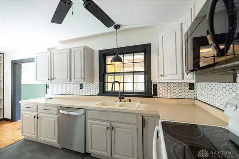 Kitchen - 259 N Broadmoor Blvd, Springfield, OH 45504 photo 3 of 3