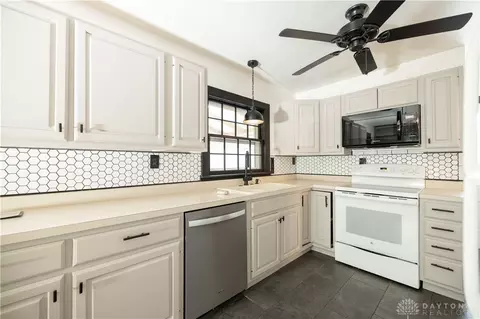 Kitchen - 259 N Broadmoor Blvd, Springfield, OH 45504 photo 1 of 3