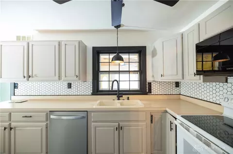 Kitchen - 259 N Broadmoor Blvd, Springfield, OH 45504 photo 2 of 3