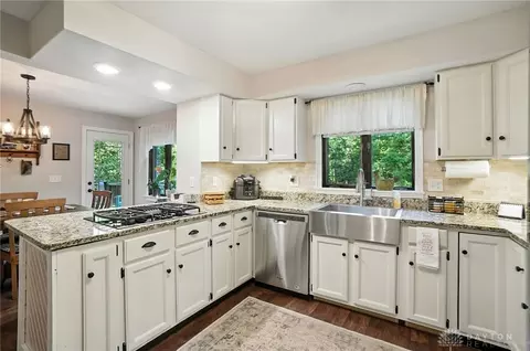 Kitchen - 1101 Spruce Dr, Springfield, OH 45504 photo 4 of 10