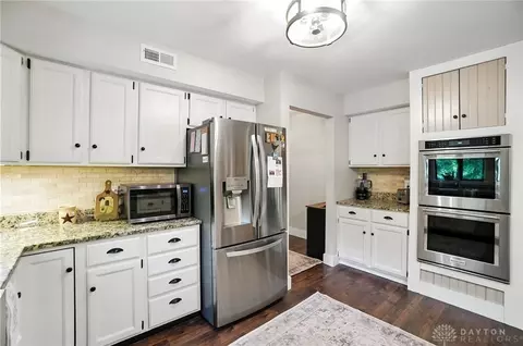 Kitchen - 1101 Spruce Dr, Springfield, OH 45504 photo 6 of 10