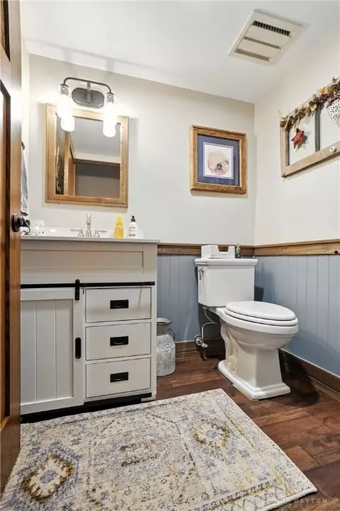 Bath - 1101 Spruce Dr, Springfield, OH 45504 photo 2 of 16