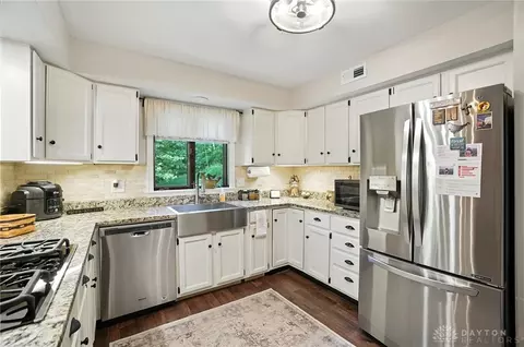 Kitchen - 1101 Spruce Dr, Springfield, OH 45504 photo 2 of 10