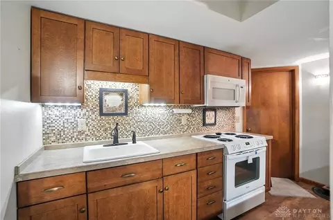 Kitchen - 1101 Spruce Dr, Springfield, OH 45504 photo 9 of 10