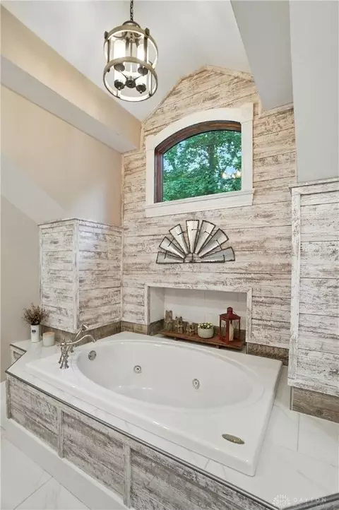 Bath - 1101 Spruce Dr, Springfield, OH 45504 photo 5 of 16