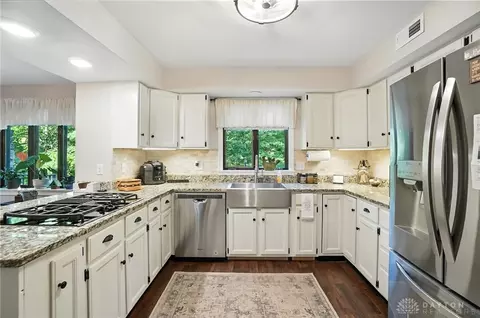 Kitchen - 1101 Spruce Dr, Springfield, OH 45504 photo 3 of 10