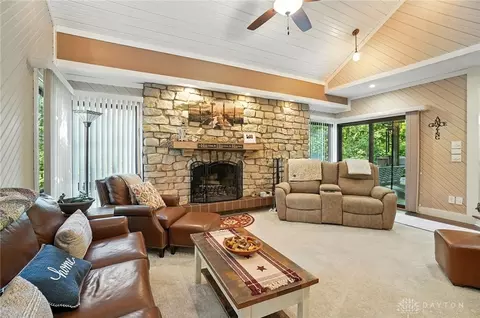 Living - 1101 Spruce Dr, Springfield, OH 45504 photo 3 of 7