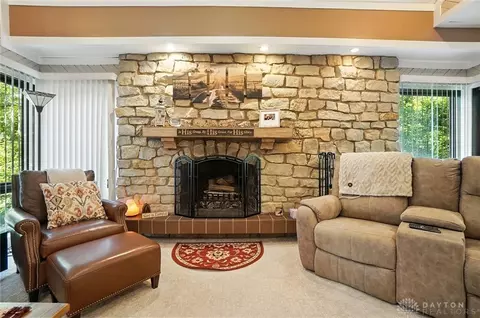 Living - 1101 Spruce Dr, Springfield, OH 45504 photo 2 of 7
