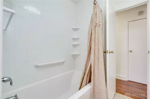 Bath - 1109 Montgomery Ave, Springfield, OH 45506 photo 6 of 7