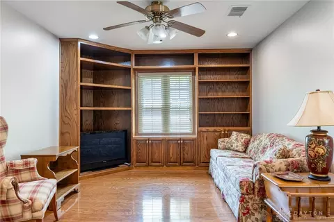 Living - 3883 Wimbledon Cir, Kettering, OH 45420 photo 5 of 6