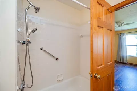 Bath - 7201 Brookmeadow Dr, Dayton, OH 45459 photo 2 of 3
