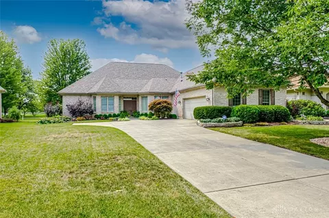1267 Club View Dr, Centerville, OH 45458