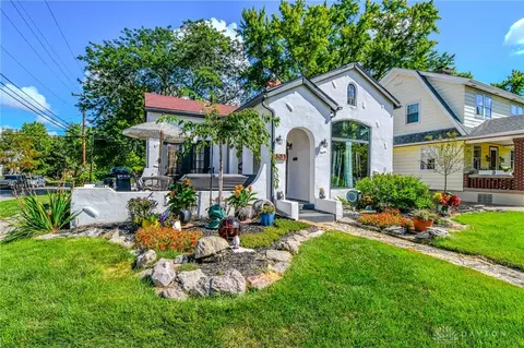 301 Orchard Dr, Oakwood, OH 45419