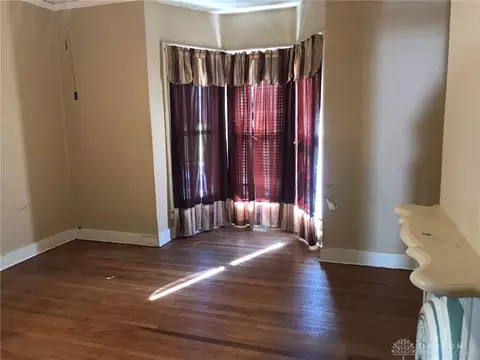 Living - 317 S Plum St, Springfield, OH 45506 photo 3 of 4
