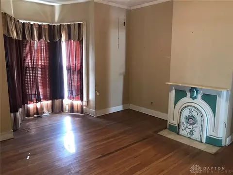 Living - 317 S Plum St, Springfield, OH 45506 photo 2 of 4
