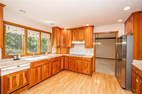 Kitchen - 8531 Eagle Rdg, Springboro, OH 45066 photo 2 of 7