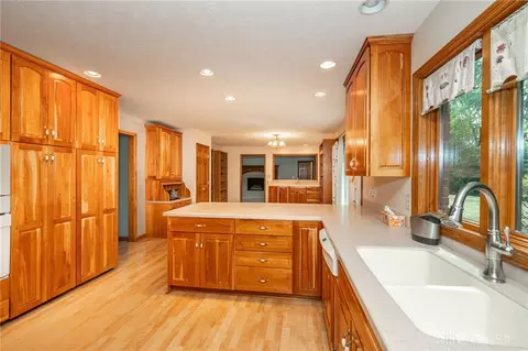 Kitchen - 8531 Eagle Rdg, Springboro, OH 45066 photo 4 of 7