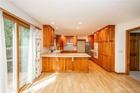 Kitchen - 8531 Eagle Rdg, Springboro, OH 45066 photo 6 of 7