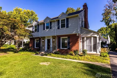 233 Wisteria Dr, Oakwood, OH 45419