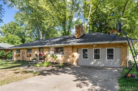 1482 Fudge Dr, Beavercreek, OH 45434
