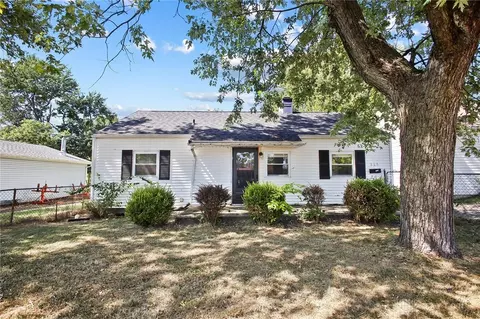 869 S Maple Ave, Fairborn, OH 45324