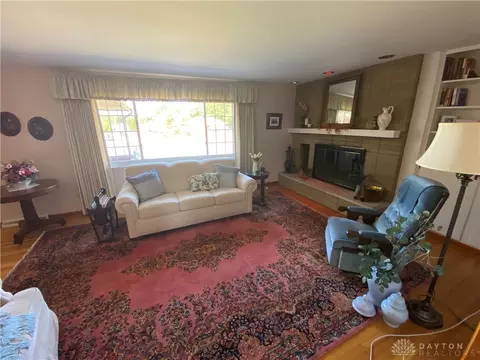 Living - 2516 Balsam Dr, Springfield, OH 45503 photo 3 of 3