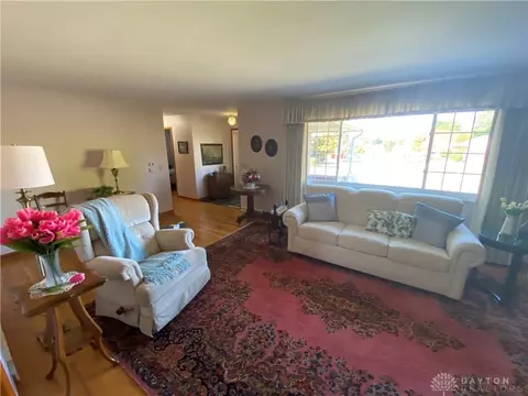 Living - 2516 Balsam Dr, Springfield, OH 45503 photo 2 of 3