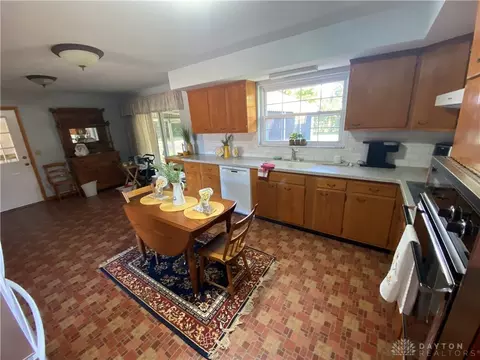 Kitchen - 2516 Balsam Dr, Springfield, OH 45503 photo 2 of 2