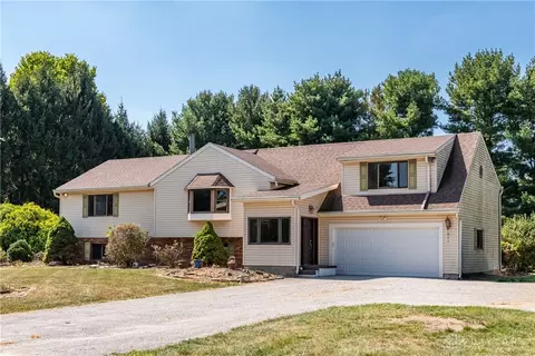 4863 Horseman Dr, Fairborn, OH 45324
