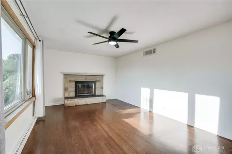 Living - 5249 Taywell Dr, Springfield, OH 45503 photo 2 of 10