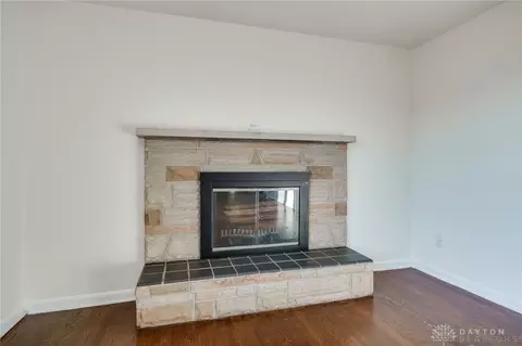 Living - 5249 Taywell Dr, Springfield, OH 45503 photo 4 of 10