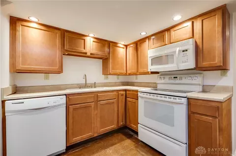 Kitchen - 5249 Taywell Dr, Springfield, OH 45503 photo 5 of 6