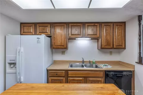Kitchen - 7308 Tamarind Trl, Centerville, OH 45459 photo 3 of 4