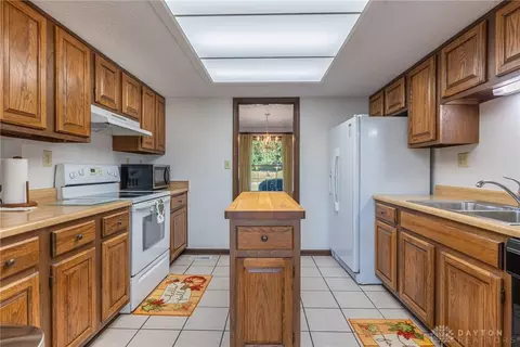Kitchen - 7308 Tamarind Trl, Centerville, OH 45459 photo 4 of 4