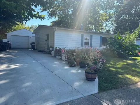 210 Prentice Dr, New Carlisle, OH 45344