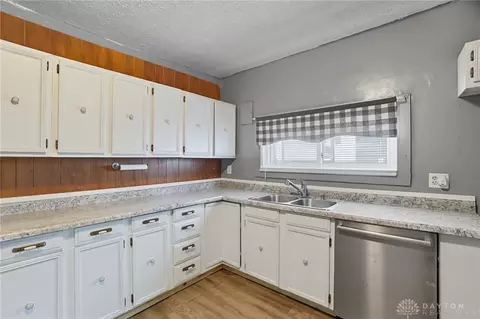 Kitchen - 421 Lyle Ave, Springfield, OH 45505 photo 3 of 4