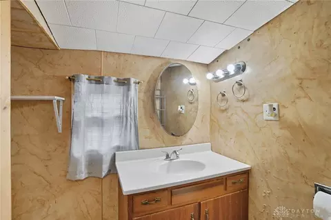 Bath - 421 Lyle Ave, Springfield, OH 45505 photo 2 of 3