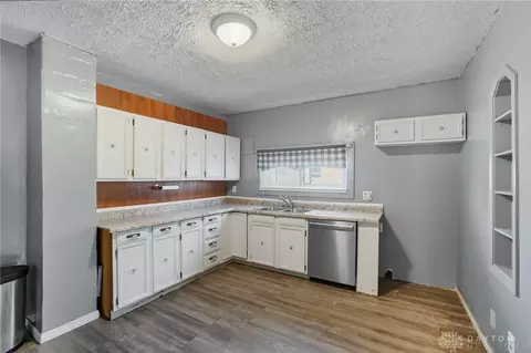 Kitchen - 421 Lyle Ave, Springfield, OH 45505 photo 2 of 4
