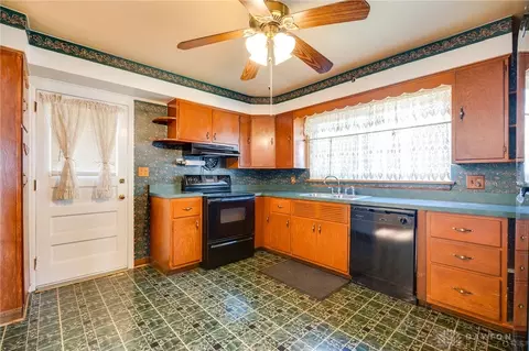 Kitchen - 553 Flatt Ter, Cincinnati, OH 45232 photo 2 of 4