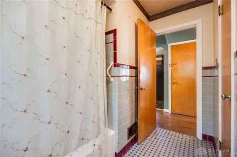 Bath - 553 Flatt Ter, Cincinnati, OH 45232 photo 2 of 3
