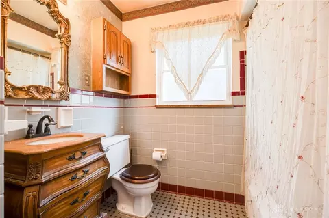 Bath - 553 Flatt Ter, Cincinnati, OH 45232 photo 1 of 3