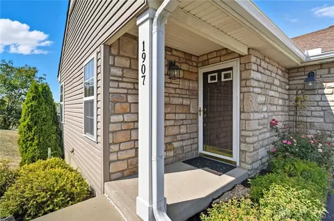 1907 Falling Leaf Ln, Miamisburg, OH 45342