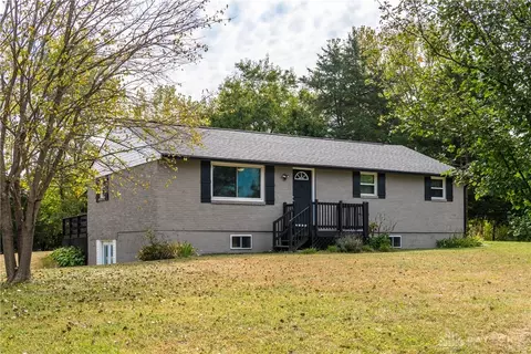6825 Bethelville Dr, New Carlisle, OH 45344