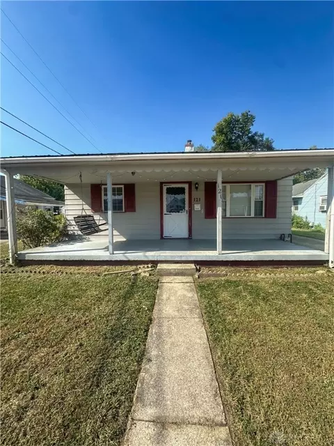121 E Circle Dr, Dayton, OH 45449